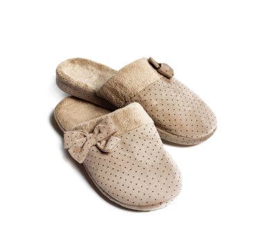 Beyaz izole yay ile rahat bej ev terlik çifti