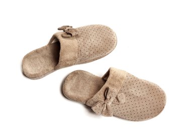 Beyaz izole yay ile rahat bej ev terlik çifti