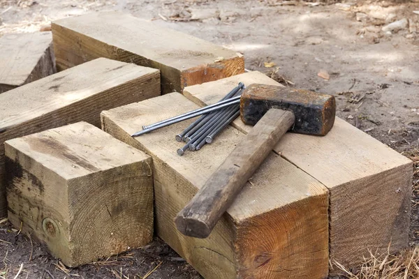 Старый ржавый молоток и гвозди, лежащие на деревянных решетках — стоковое фото