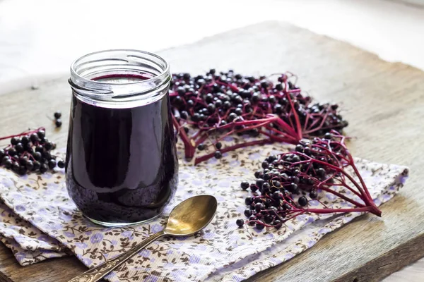 Domácí černý bezinkovým sirup ve skleněné nádobě — Stock fotografie