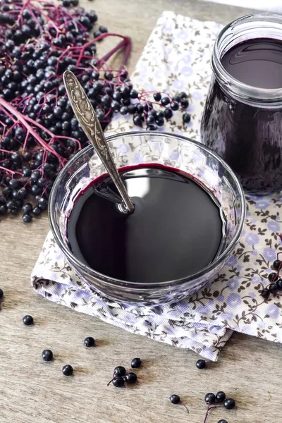 Cam kase ve kavanozda ev yapımı siyah mürver şurubu