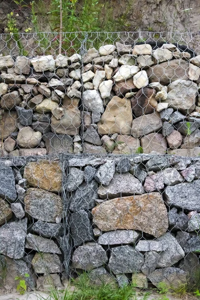 Pared de gaviones: piedras en malla de alambre utilizadas para el control de la erosión — Foto de Stock