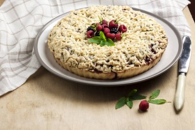 Bir tabaküzerinde crumble ile Berry shortcrust pasta