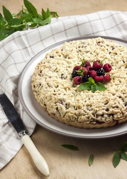 Ягодный пирог с корочкой и крошкой на тарелке — стоковое фото