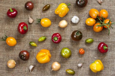 Çuval bezi arka planda taze sebze çeşitleri