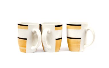 Beyaz arka planda izole üç kupalar satır