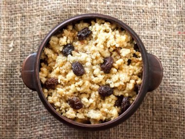 Seramik rustik kase koyu üzüm ile tatlı darı lapası 