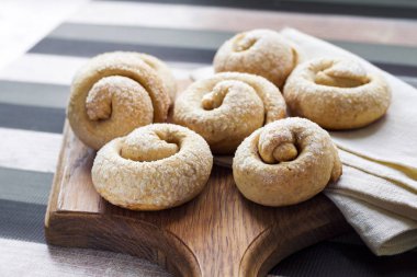 Tarçın ile salyangoz şeker kurabiye