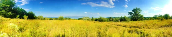 Hermoso panorama de la orilla del embalse de Kaniv, Ucrania, en día soleado con cielo azul brillante —  Fotos de Stock