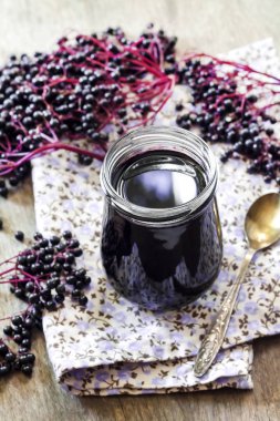 Cam kavanozda ev yapımı siyah mürver şurubu