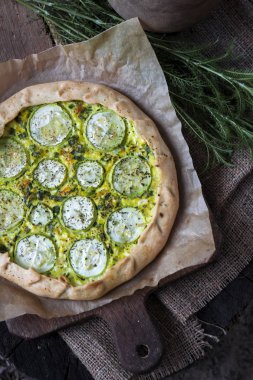 Koyu rustik ahşap tahta arka planda ev yapımı kabak ve keçi peyniri pasta