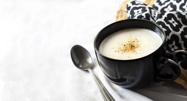 Cauliflower Soup (Creme du Barry) in black bowl — Stock Photo, Image