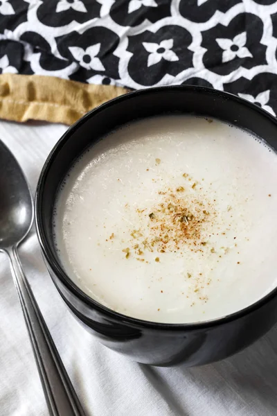 Cauliflower Soup (Creme du Barry) у чорній чаші — стокове фото