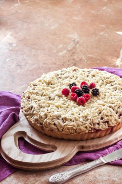 Tahtada parçalanmış ev yapımı, kısa hamurlu turta. 