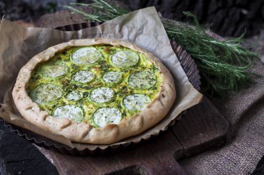 Koyu rustik ahşap tahta arka planda ev yapımı kabak ve keçi peyniri pasta