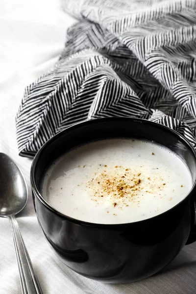 Cauliflower Soup (Creme du Barry) у чорній чаші на білому тлі — стокове фото