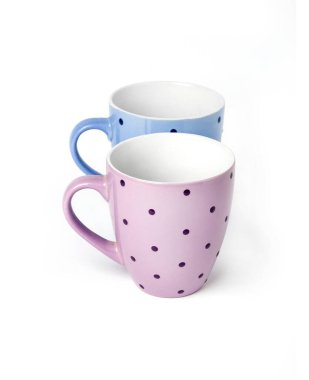 Pembe ve mavi noktalı çay fincanları beyaz arkaplanda izole edilmiş. 
