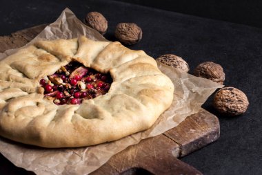 Elmalı, böğürtlenli ve fındıklı tatlı bir galet. Kırsal arka planda taze inek çileğiyle süslenmiş.