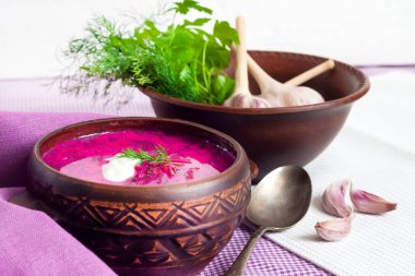 Holodnik - geleneksel Litvanyaca (Rusça, Ukraynaca, Belarusça, Polonya) salatalıklı soğuk pancar çorbası, haşlanmış yumurta ve rustik kase içinde yeşillikler