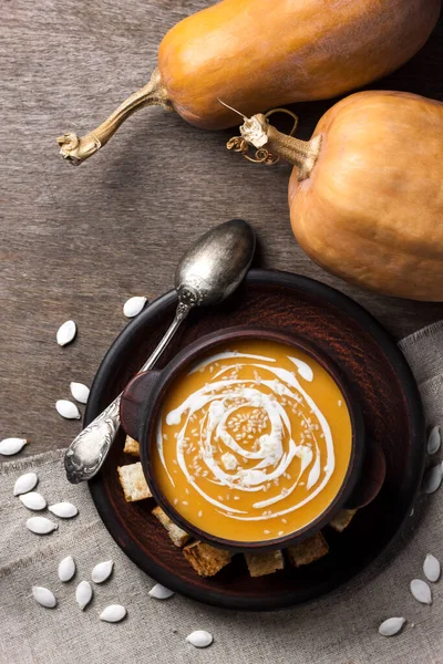 Sopa Calabaza Con Semillas Crema Sésamo Tazón Cerámica Marrón Sobre — Foto de Stock