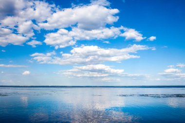 Güzel mavi bulutlu gökyüzü ve onun yansıması Kaniv Reservoir, Ukrayna 'da