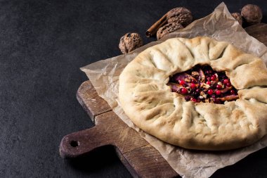 Elmalı, böğürtlenli ve fındıklı ev yapımı galet turta.