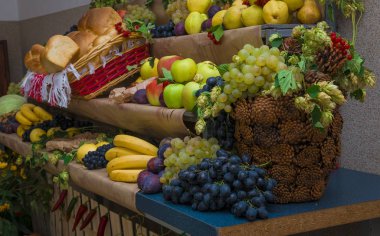 Farklı taze organik meyve ve sebze inanılmaz güzel kompozisyon.
