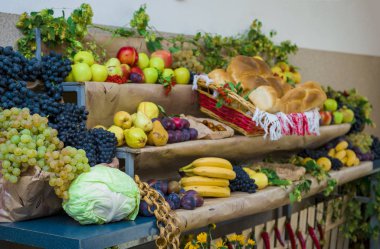 Farklı taze organik meyve ve sebze inanılmaz güzel kompozisyon.