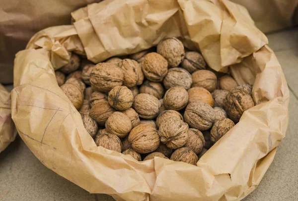 Organik ceviz dolu çanta - detayları ile makro çekim. Beyin için sağlıklı gıda
