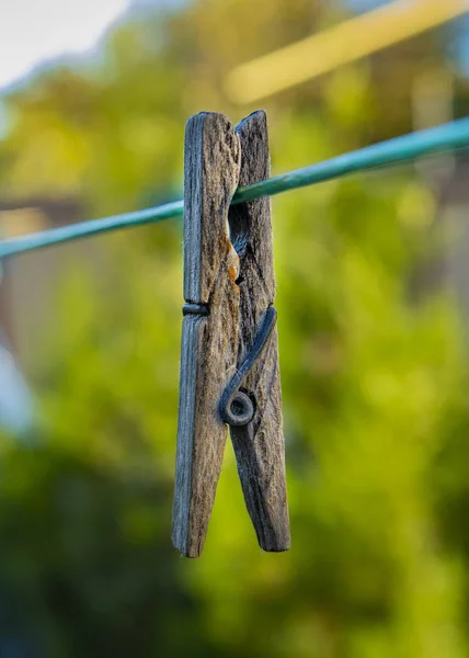 clothesline üzerinde asılı eski ahşap mandal