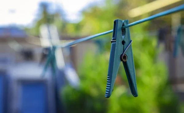 mavi clothespin clothesline üzerinde asılı