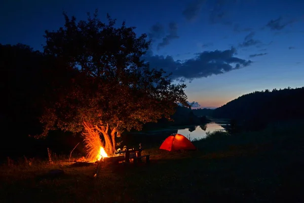 akşam ateş Nehri üzerinde
