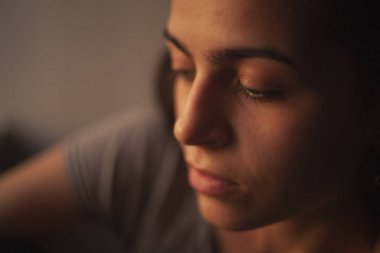 gün batımında güzel bir kızın portresi