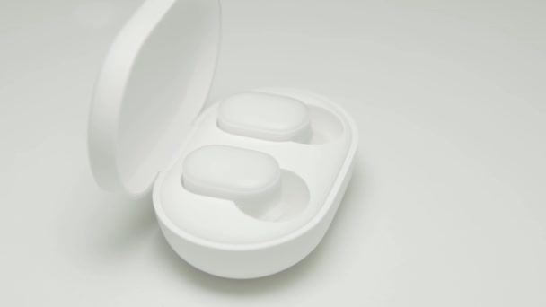 蓝牙耳机在白色背景的高品质 — 图库视频影像