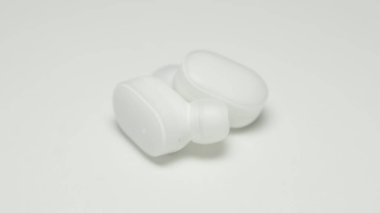 beyaz arka planda yüksek kalitede bluetooth kulaklıklar