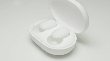 beyaz arka planda yüksek kalitede bluetooth kulaklıklar