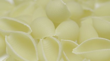 beyaz arkaplanda makarna