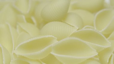 beyaz arkaplanda makarna