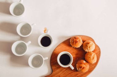 Sıcak kahve. Sert kahve. Çörekler. Yiyecek ve içecek.