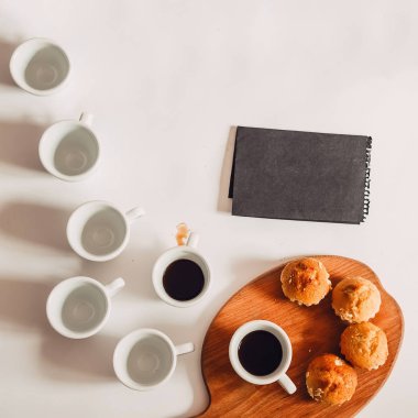 Kahveli fincanlar. Sıcak, koyu kahve. Bir sürü bardak. not, boş sayfa