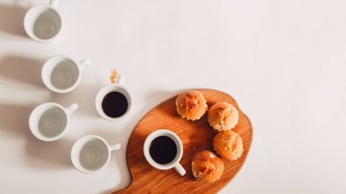 Bir fincan kahve. Çörekler. Yiyecek ve içecek.