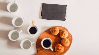 Bir fincan kahve. Çörekler. Yiyecek ve içecek. Boş bir kağıt parçası. siyah şablon