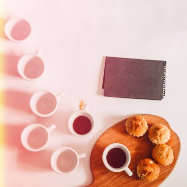 Yiyecek ve içecek. Boş bir kağıt parçası. Kahve ve kek. ton, kare