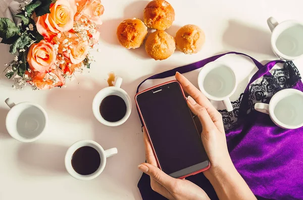 Ragazza Tiene Mano Telefono Biancheria Intima Cupcakes Caffè Rose Petali — Foto Stock