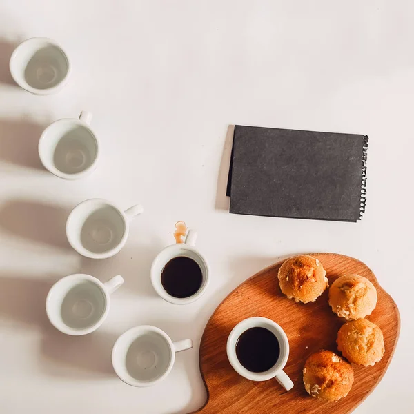 Kahveli fincanlar. Sıcak, koyu kahve. Bir sürü bardak. not, boş sayfa
