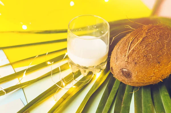 Ein Glas Mit Kokosmilch Kokosnuss Girlanden Leuchten Cocktail Palmblatt Straffung — Stockfoto