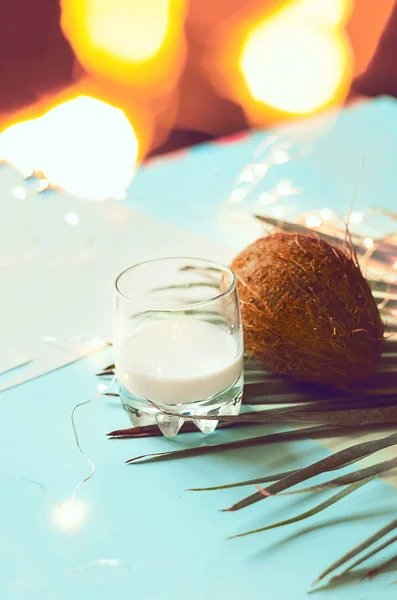 Kokosnuss Kokosmilch Girlanden Leuchten Minimalismus Blauer Hintergrund — Stockfoto