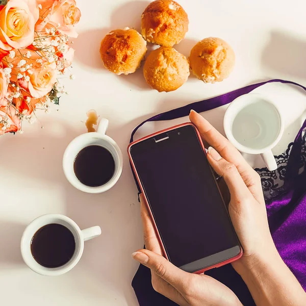 Menina Está Segurando Telefone Suas Mãos Roupa Interior Cupcakes Café Imagem De Stock