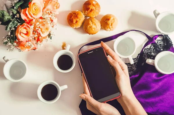 Menina Está Segurando Telefone Suas Mãos Roupa Interior Cupcakes Café Imagem De Stock