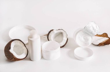 Hindistan cevizi. Hindistan cevizi kreması, merhem, süt. Vücuduna ve yüzüne dikkat et. Kozmetoloji. Yiyecek ve nem.